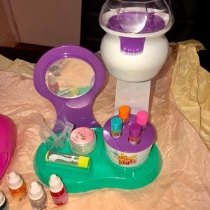 PRICE FIRM Lip balm + Nail studio